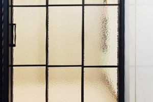 “수내동 모던 거실 완성: 초슬림 3연동 중문과 망입금사유리로 공간을 극대화하다”