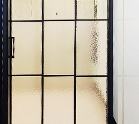 “수내동 모던 거실 완성: 초슬림 3연동 중문과 망입금사유리로 공간을 극대화하다”