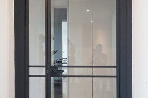 춘천 석사동 현대아파트: 블랙 프레임과 투명 강화유리로 완성한 슬림 비대칭 양개 중문 시공 사례
